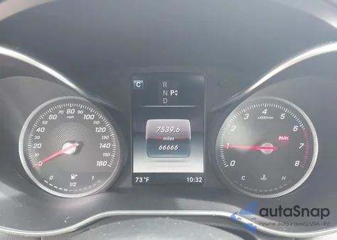 2018 Mercedes-Benz C 300 z USA, uszkodzony, nr VIN 55SWF4JB4JU256062